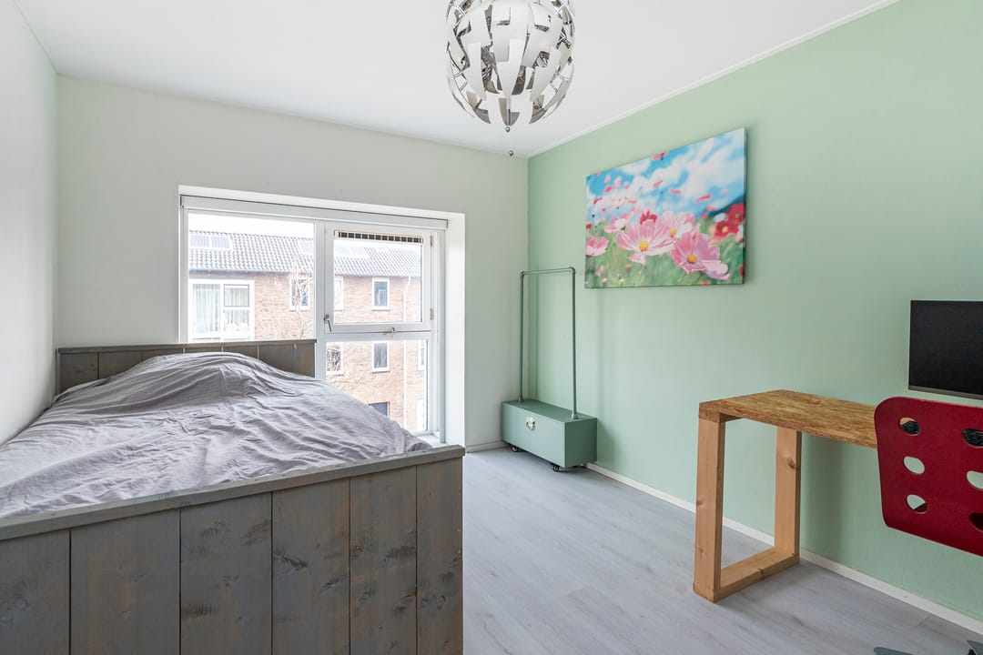 Spacious family home with sunny southwest-facing garden in quiet residential setting — 26