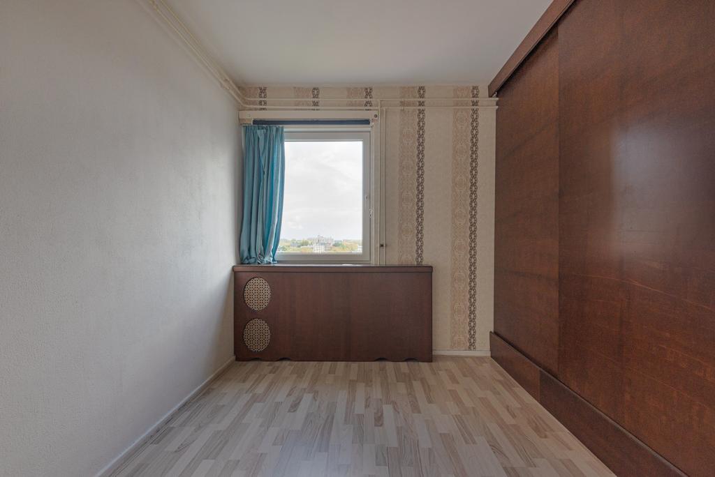 Cozy 2-Room Corner Apartment with Fantastic Views and Lift — 21