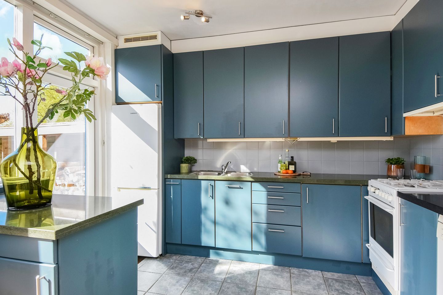 Bright and spacious family home with garden and waterfront views in sought-after Delft neighborhood — 14