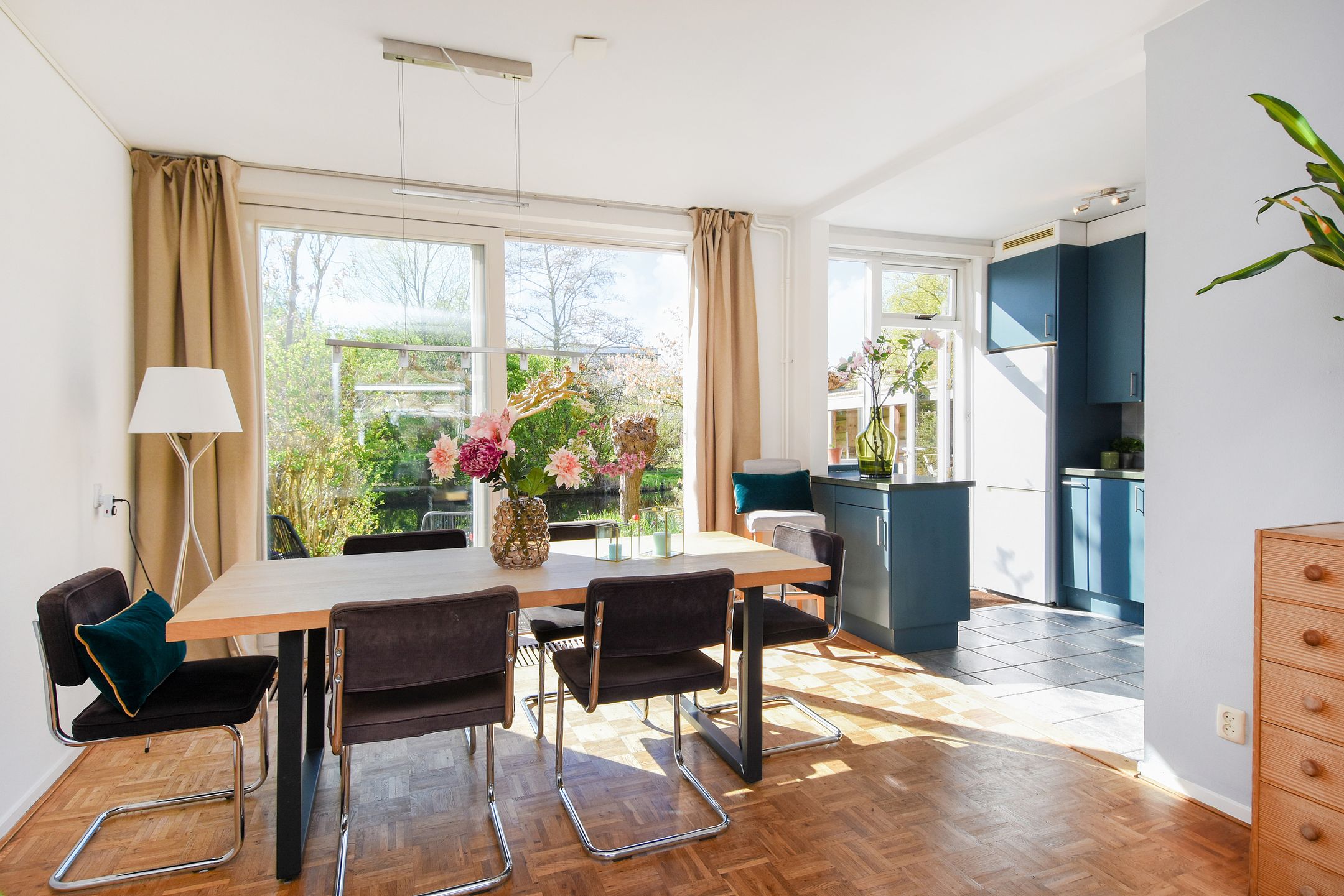 Bright and spacious family home with garden and waterfront views in sought-after Delft neighborhood — 12