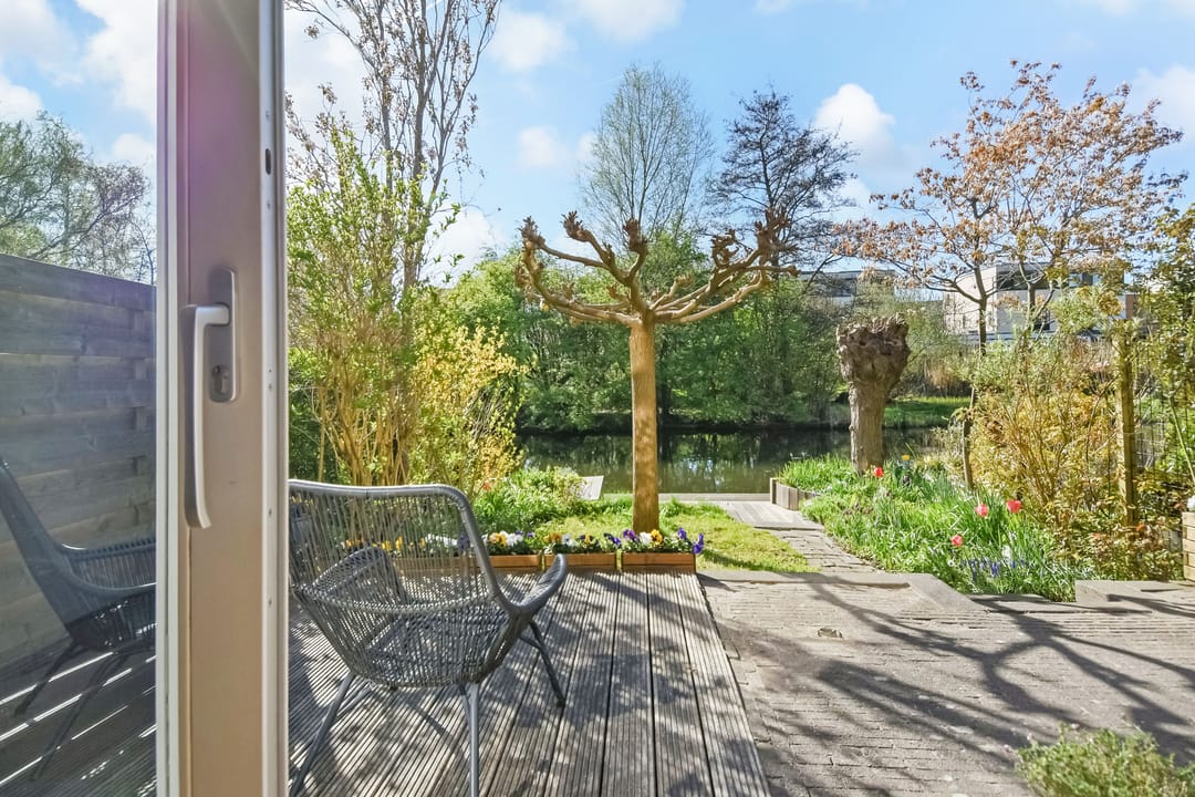 Bright and spacious family home with garden and waterfront views in sought-after Delft neighborhood — 16