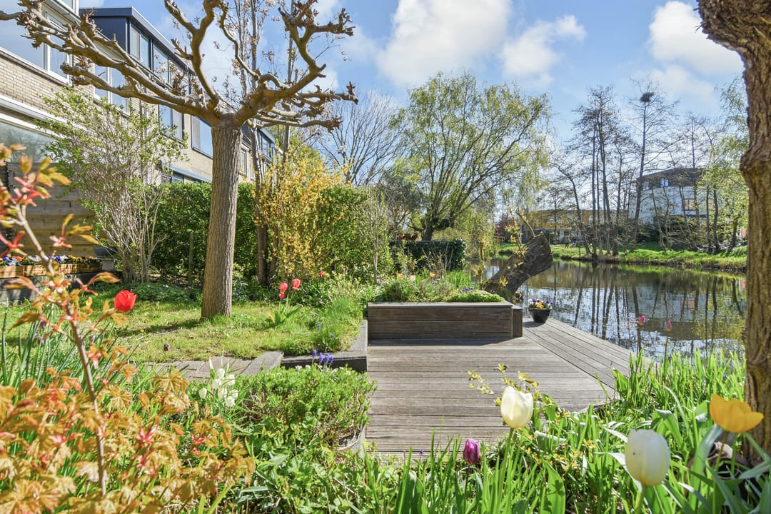 Bright and spacious family home with garden and waterfront views in sought-after Delft neighborhood — 17