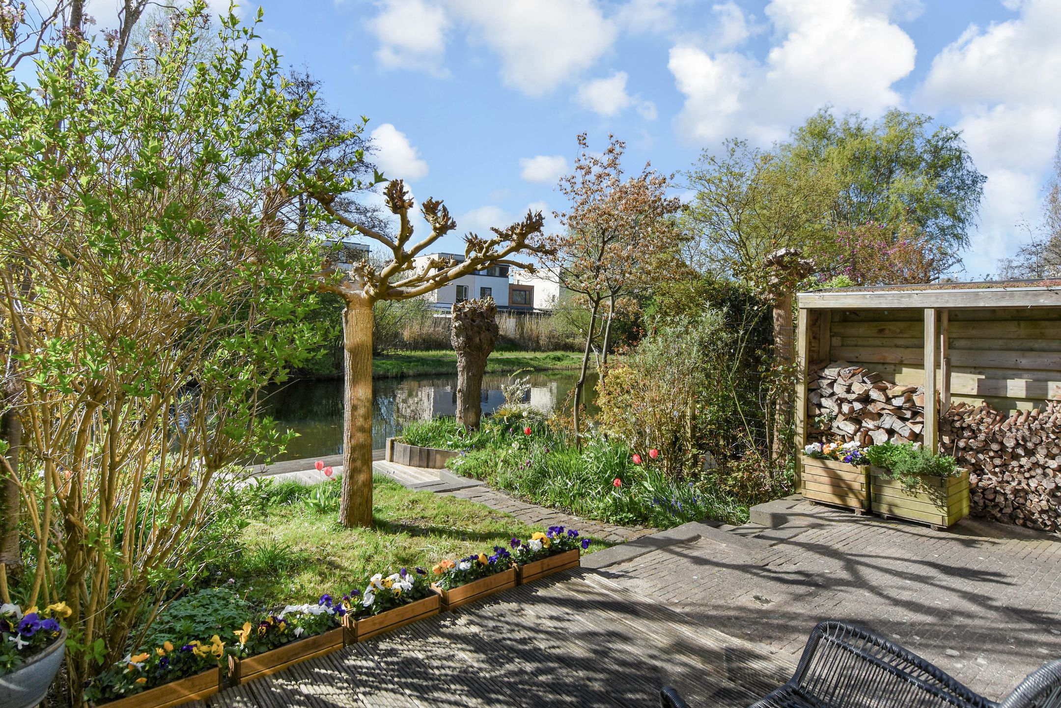 Bright and spacious family home with garden and waterfront views in sought-after Delft neighborhood — 18