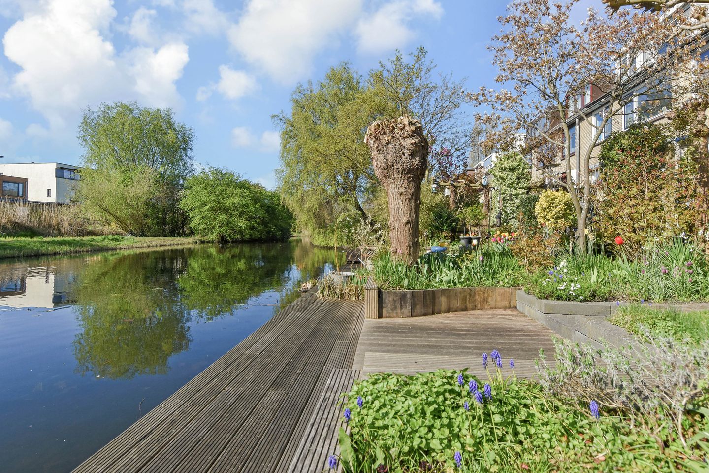 Bright and spacious family home with garden and waterfront views in sought-after Delft neighborhood — 19