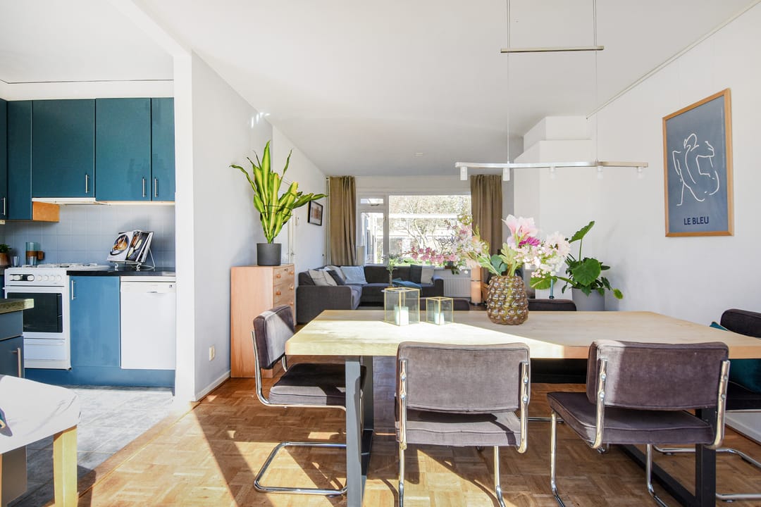 Bright and spacious family home with garden and waterfront views in sought-after Delft neighborhood — 22