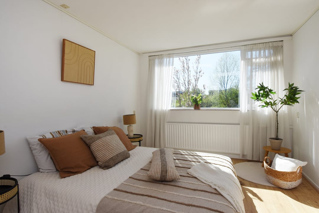 Bright and spacious family home with garden and waterfront views in sought-after Delft neighborhood — 28