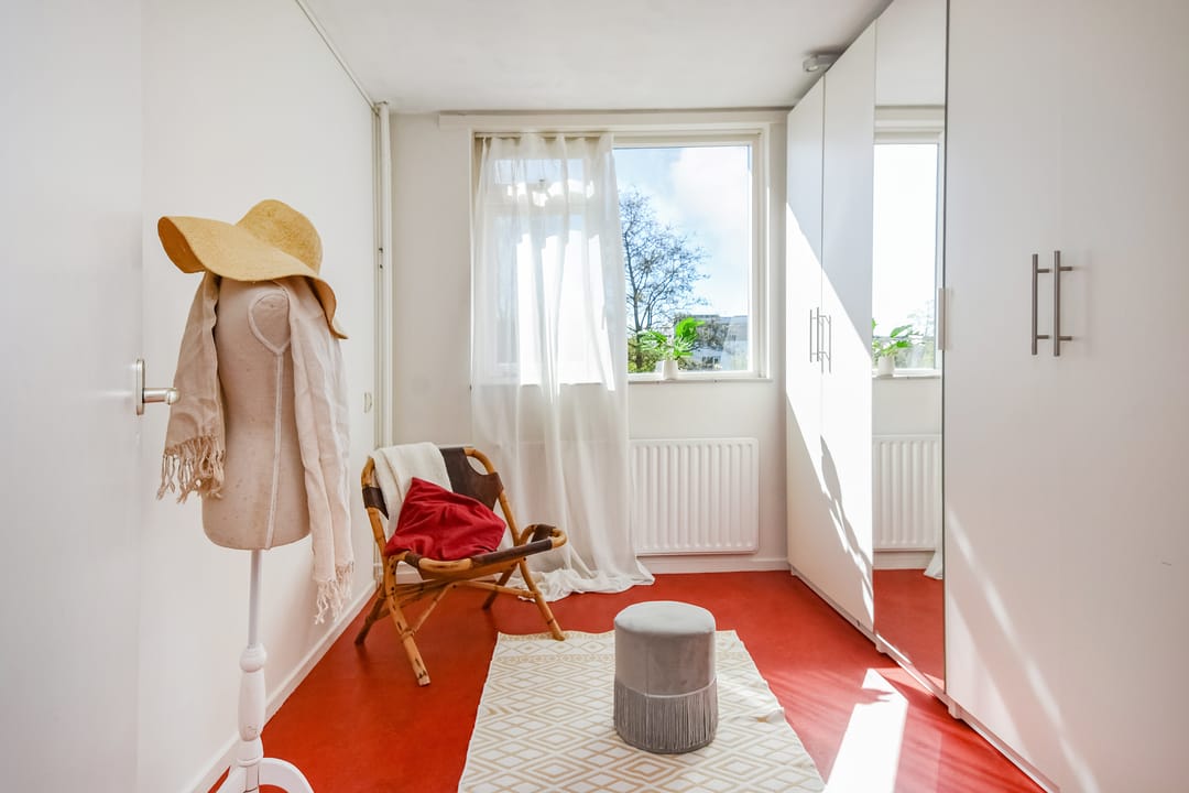 Bright and spacious family home with garden and waterfront views in sought-after Delft neighborhood — 32