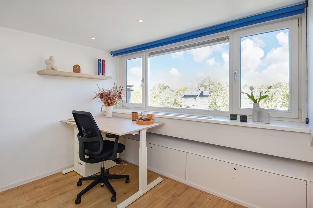 Bright and spacious family home with garden and waterfront views in sought-after Delft neighborhood — 38