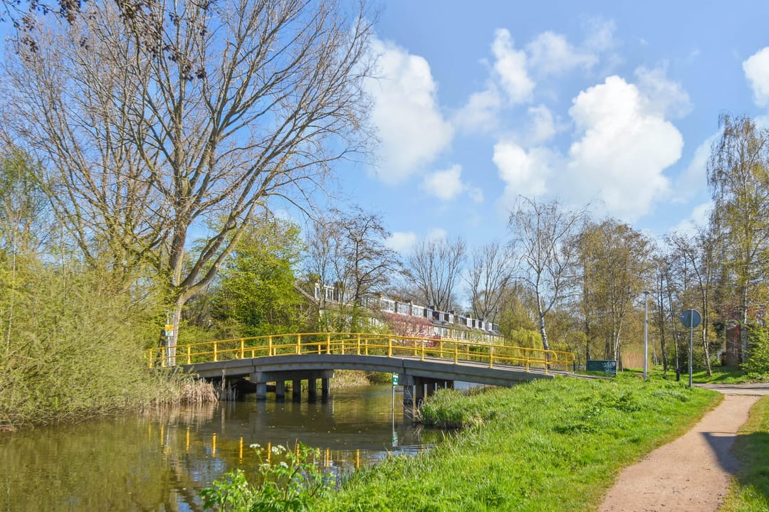 Bright and spacious family home with garden and waterfront views in sought-after Delft neighborhood — 46
