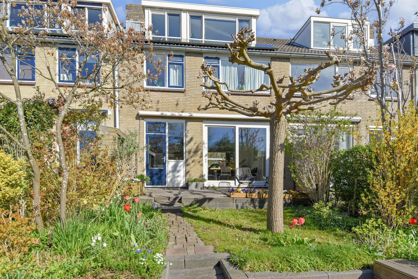 Bright and spacious family home with garden and waterfront views in sought-after Delft neighborhood — 20