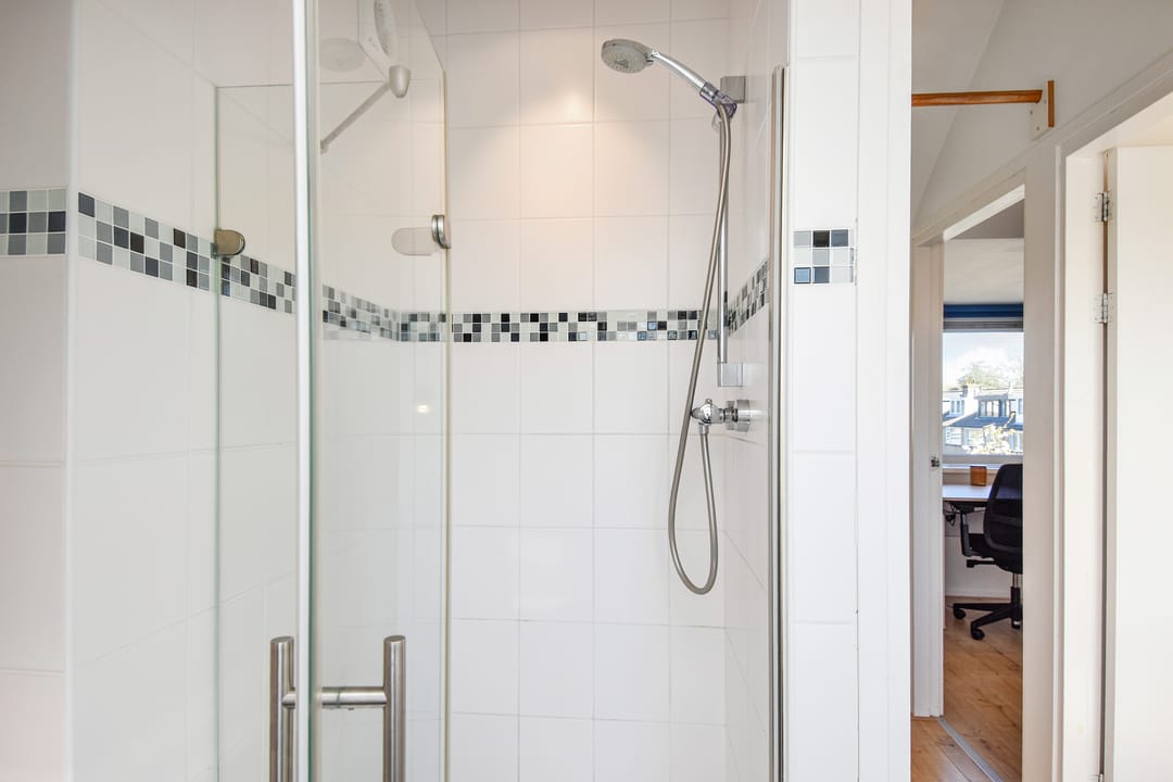 Bright and spacious family home with garden and waterfront views in sought-after Delft neighborhood — 41