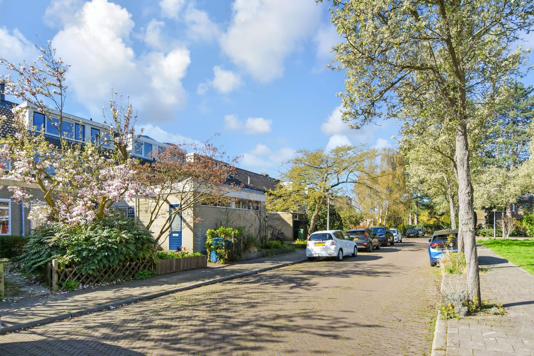 Bright and spacious family home with garden and waterfront views in sought-after Delft neighborhood — 43
