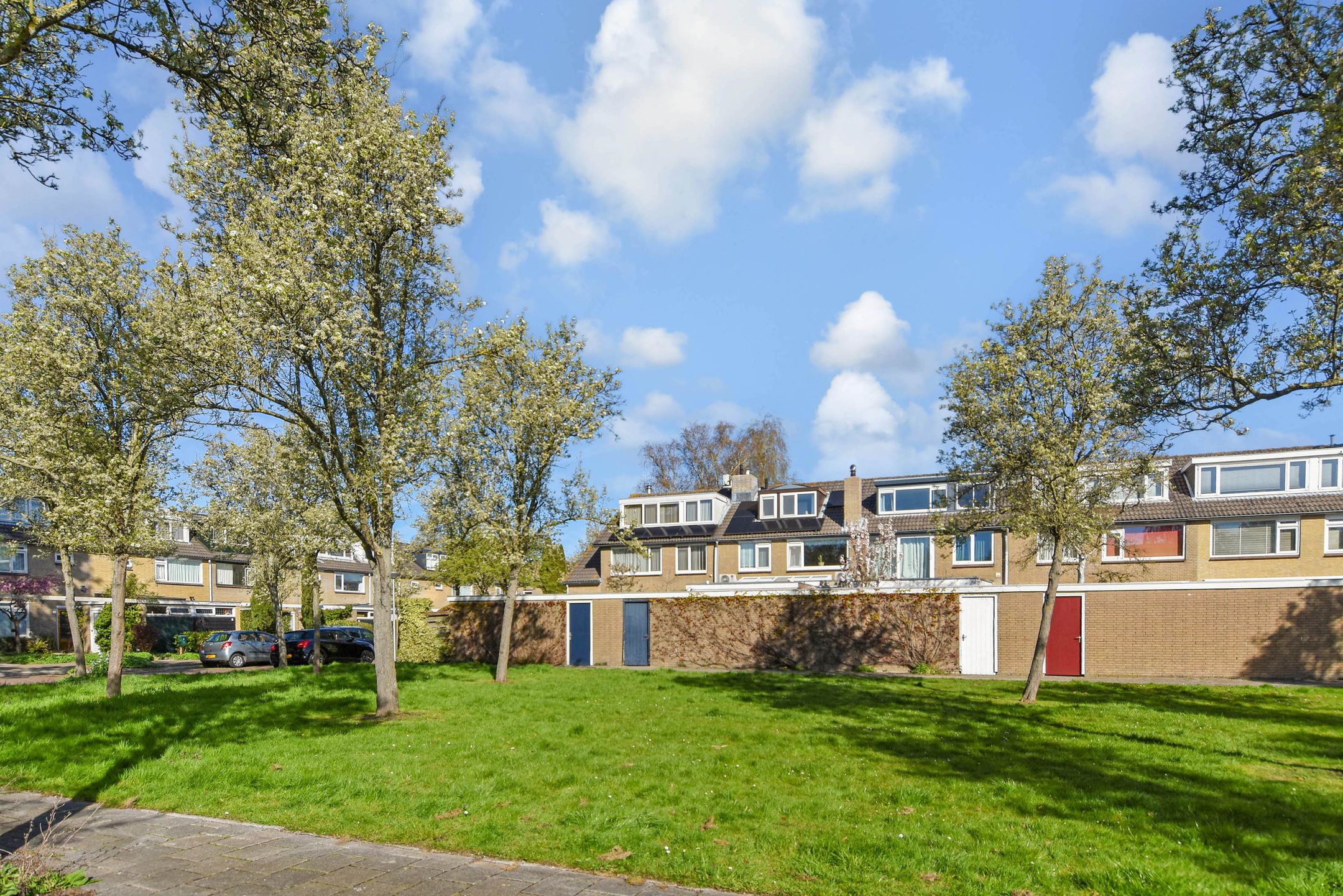 Bright and spacious family home with garden and waterfront views in sought-after Delft neighborhood — 45