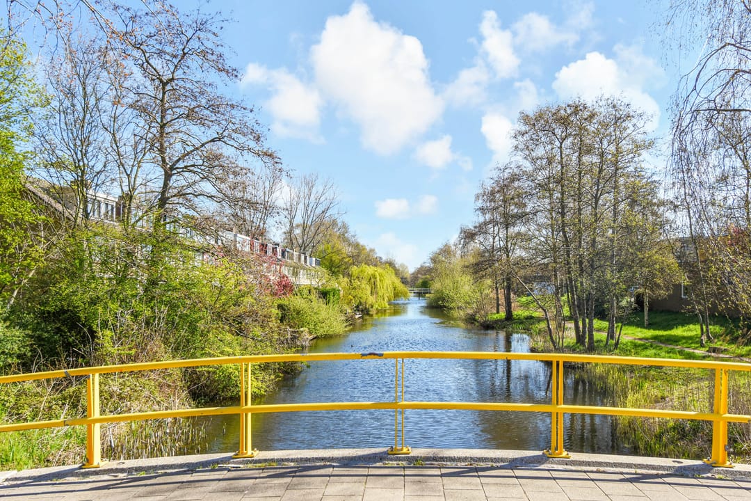 Bright and spacious family home with garden and waterfront views in sought-after Delft neighborhood — 47