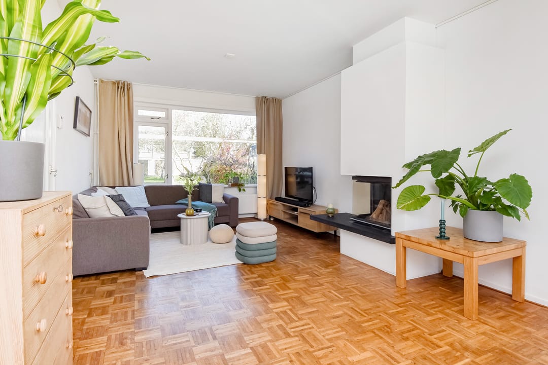 Bright and spacious family home with garden and waterfront views in sought-after Delft neighborhood — 23