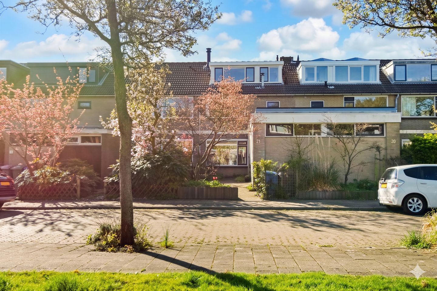 Bright and spacious family home with garden and waterfront views in sought-after Delft neighborhood — 44