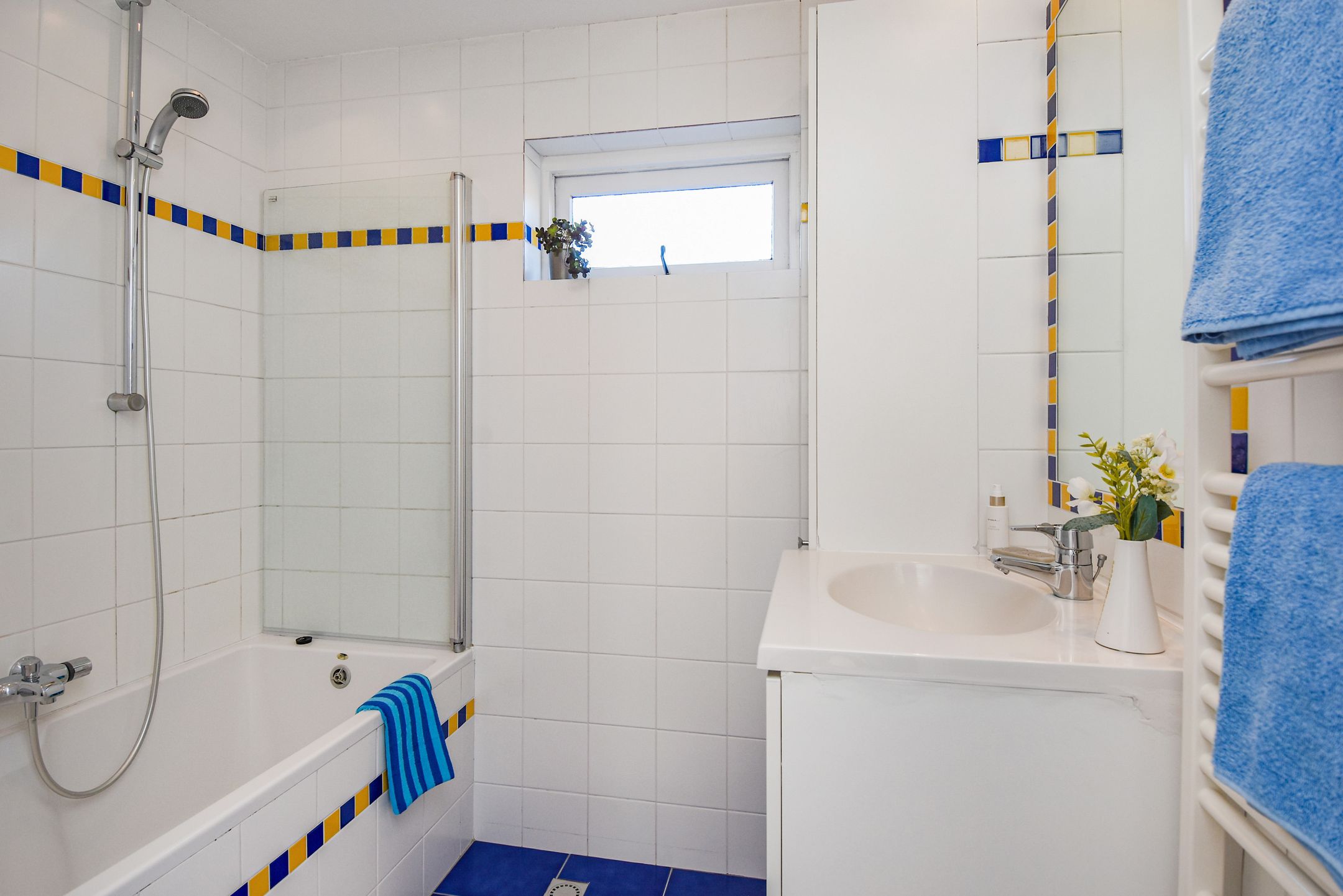 Bright and spacious family home with garden and waterfront views in sought-after Delft neighborhood — 30