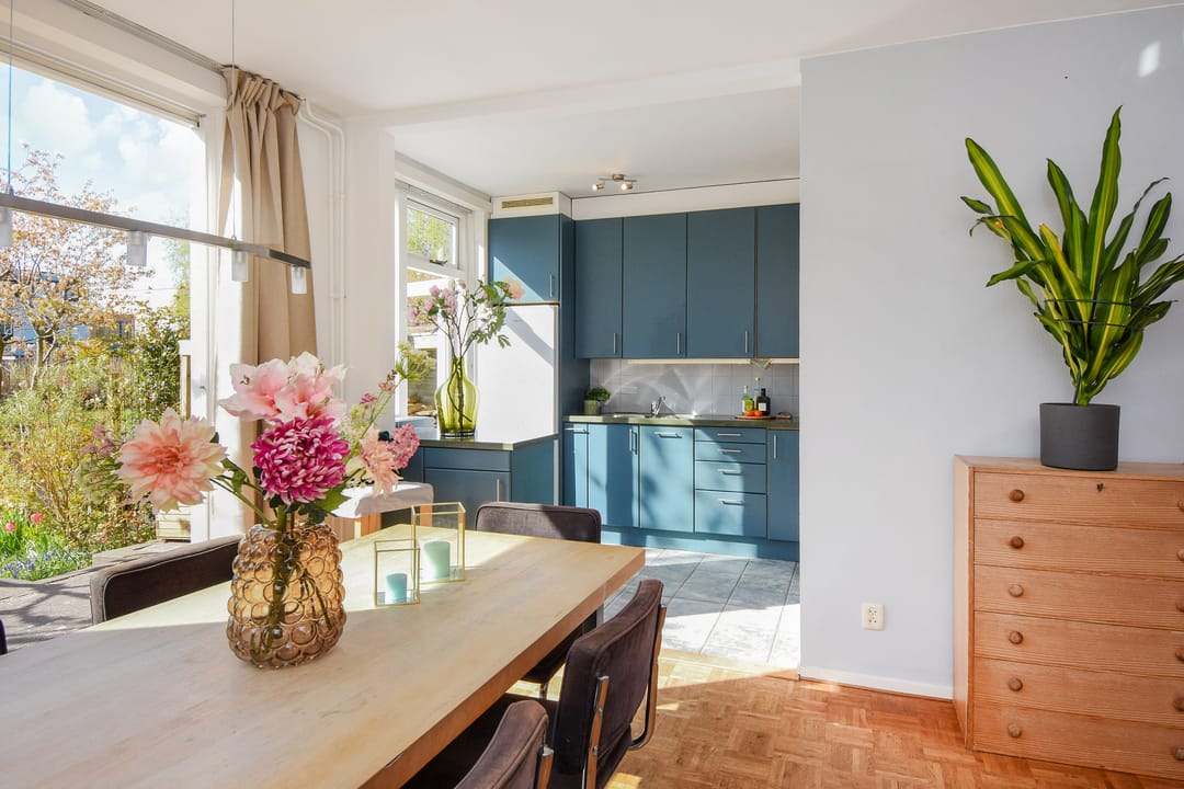 Bright and spacious family home with garden and waterfront views in sought-after Delft neighborhood — 13