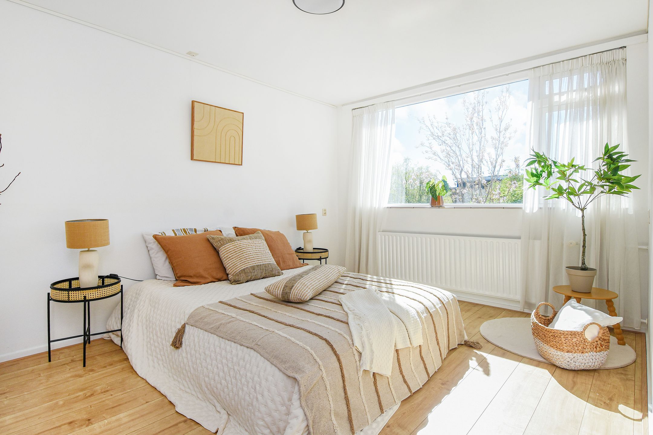 Bright and spacious family home with garden and waterfront views in sought-after Delft neighborhood — 27