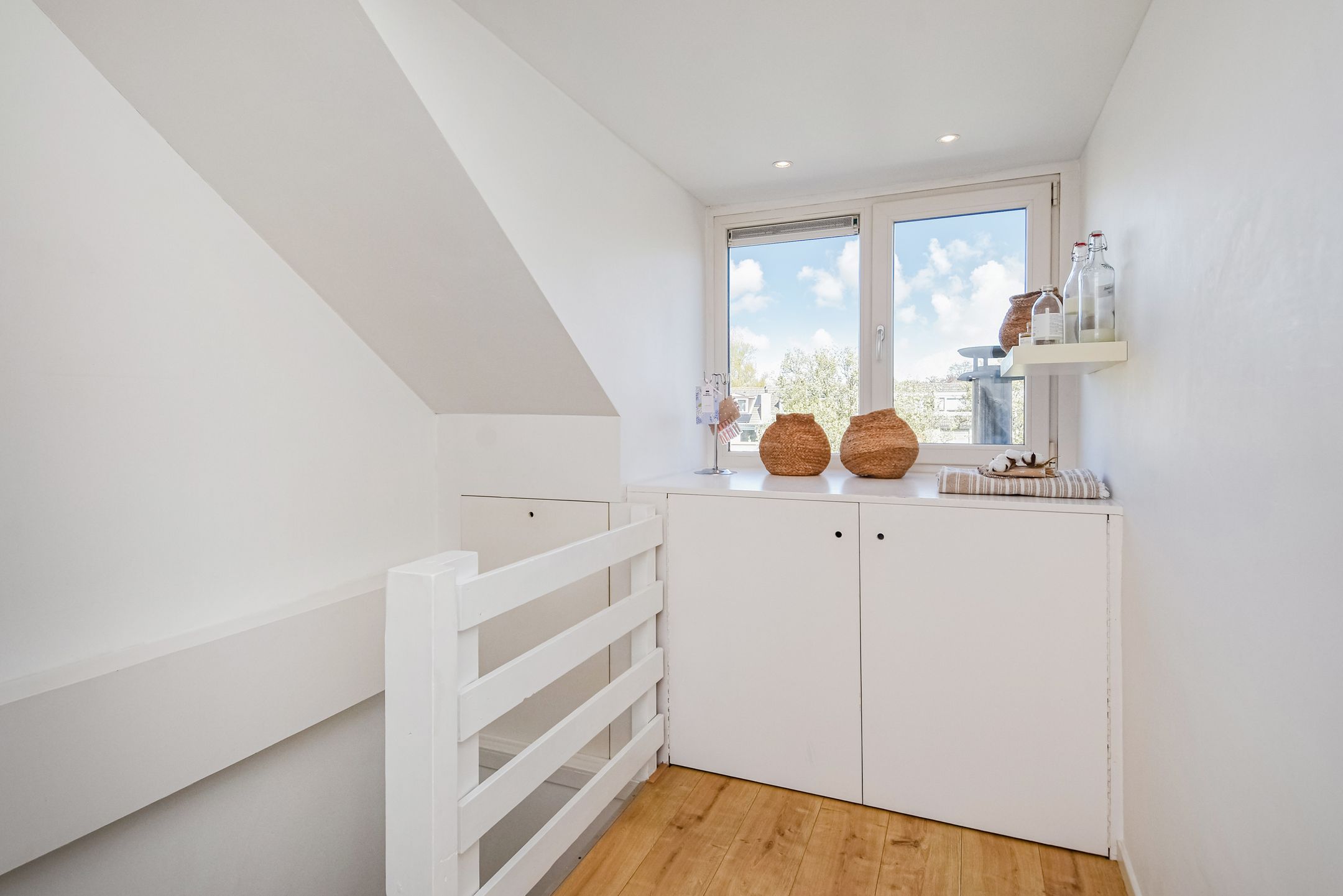 Bright and spacious family home with garden and waterfront views in sought-after Delft neighborhood — 36