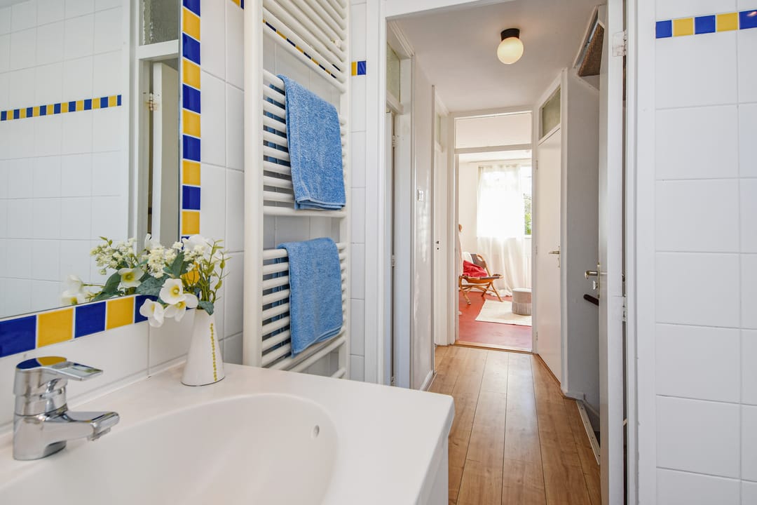 Bright and spacious family home with garden and waterfront views in sought-after Delft neighborhood — 31