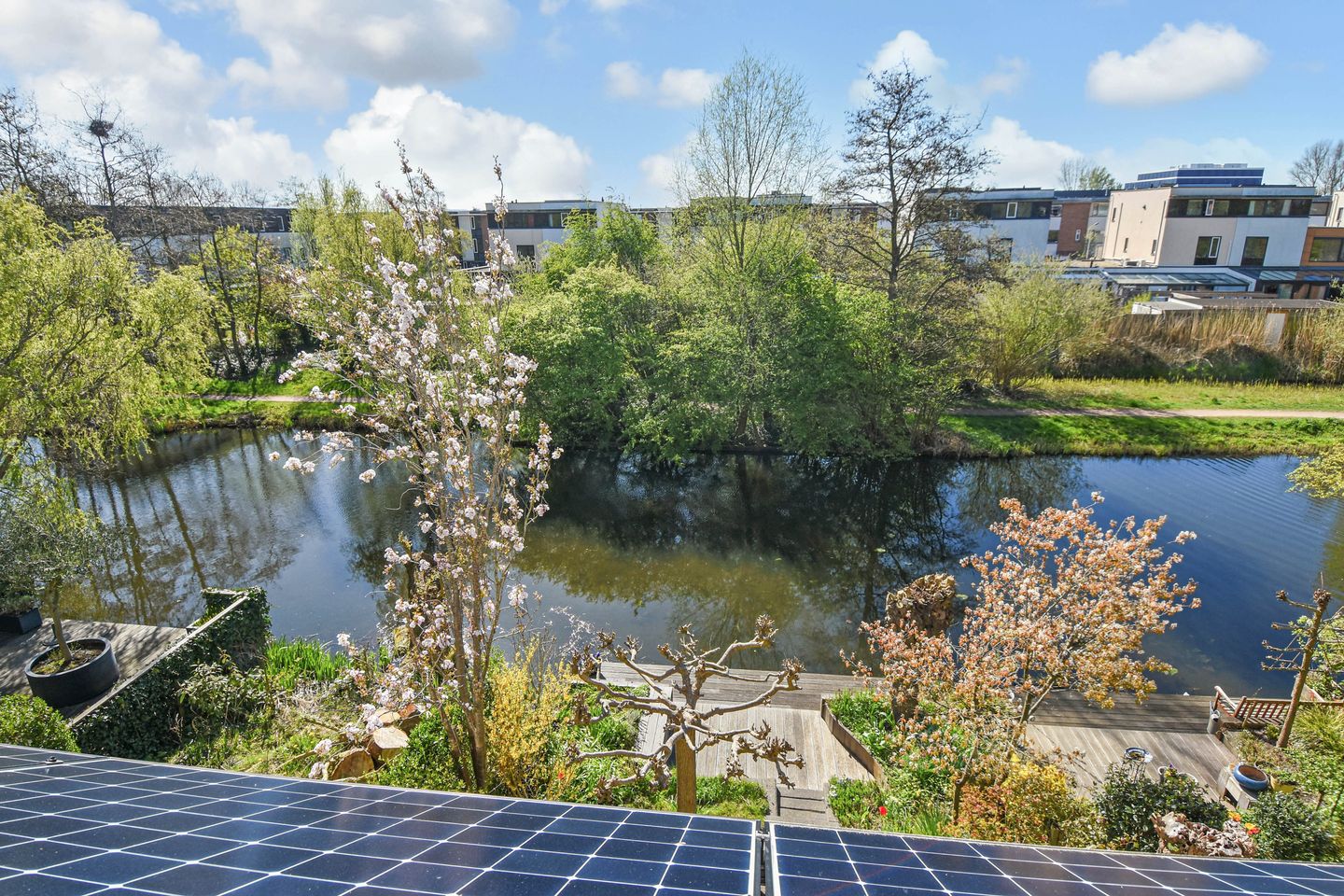 Bright and spacious family home with garden and waterfront views in sought-after Delft neighborhood — 35