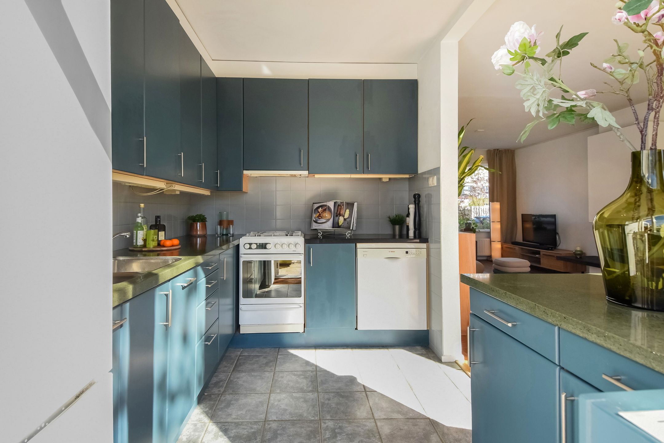 Bright and spacious family home with garden and waterfront views in sought-after Delft neighborhood — 21