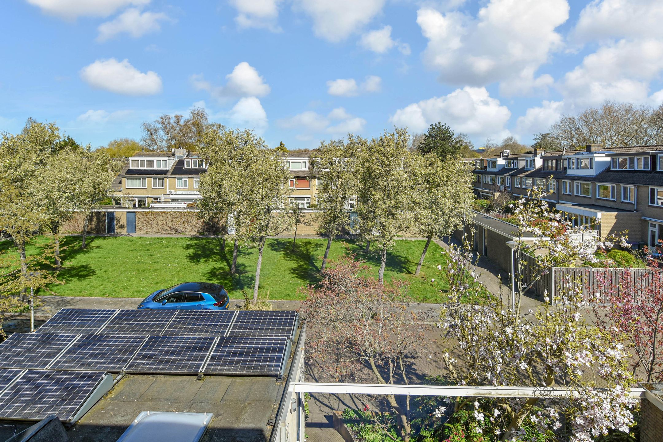 Bright and spacious family home with garden and waterfront views in sought-after Delft neighborhood — 39