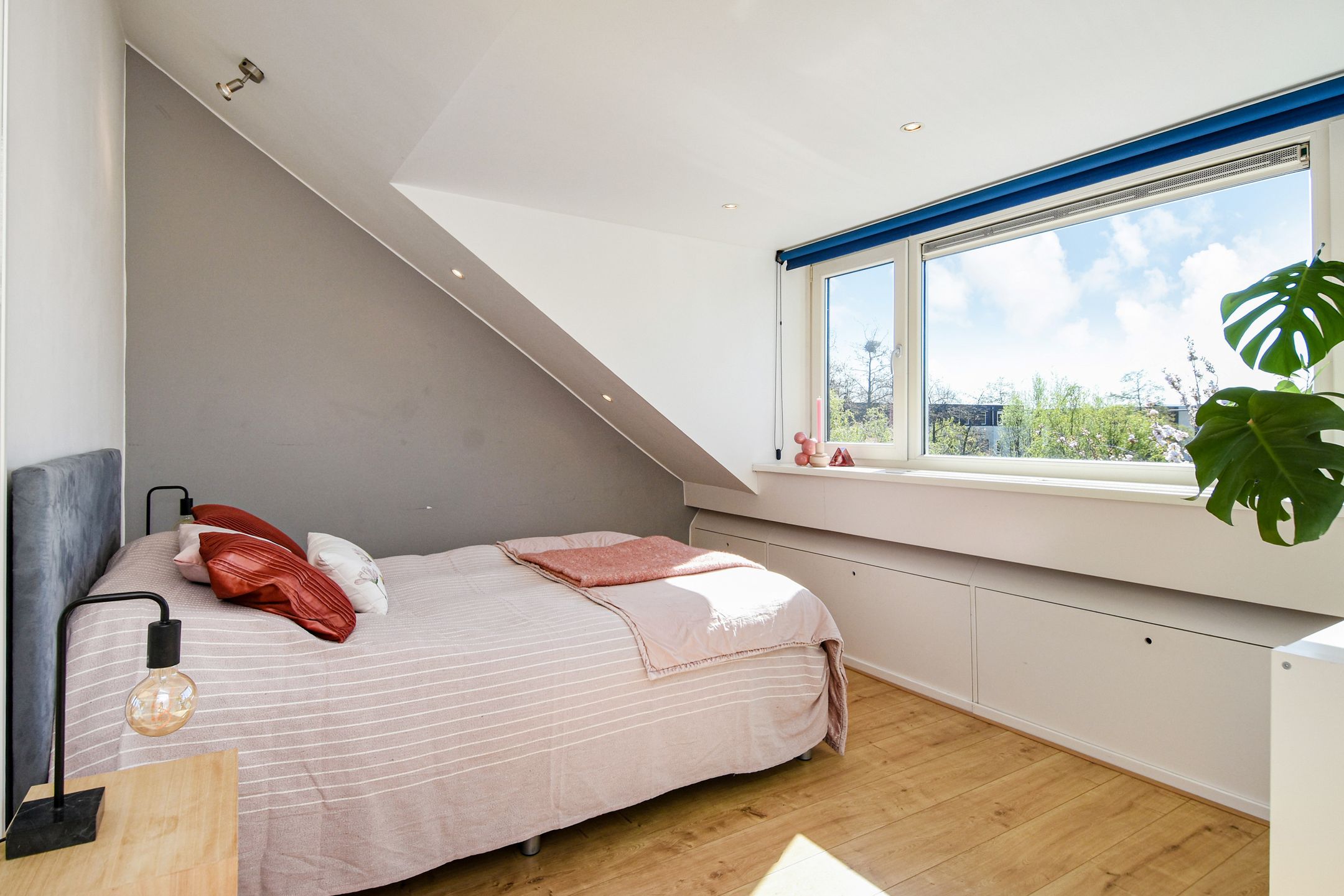 Bright and spacious family home with garden and waterfront views in sought-after Delft neighborhood — 42
