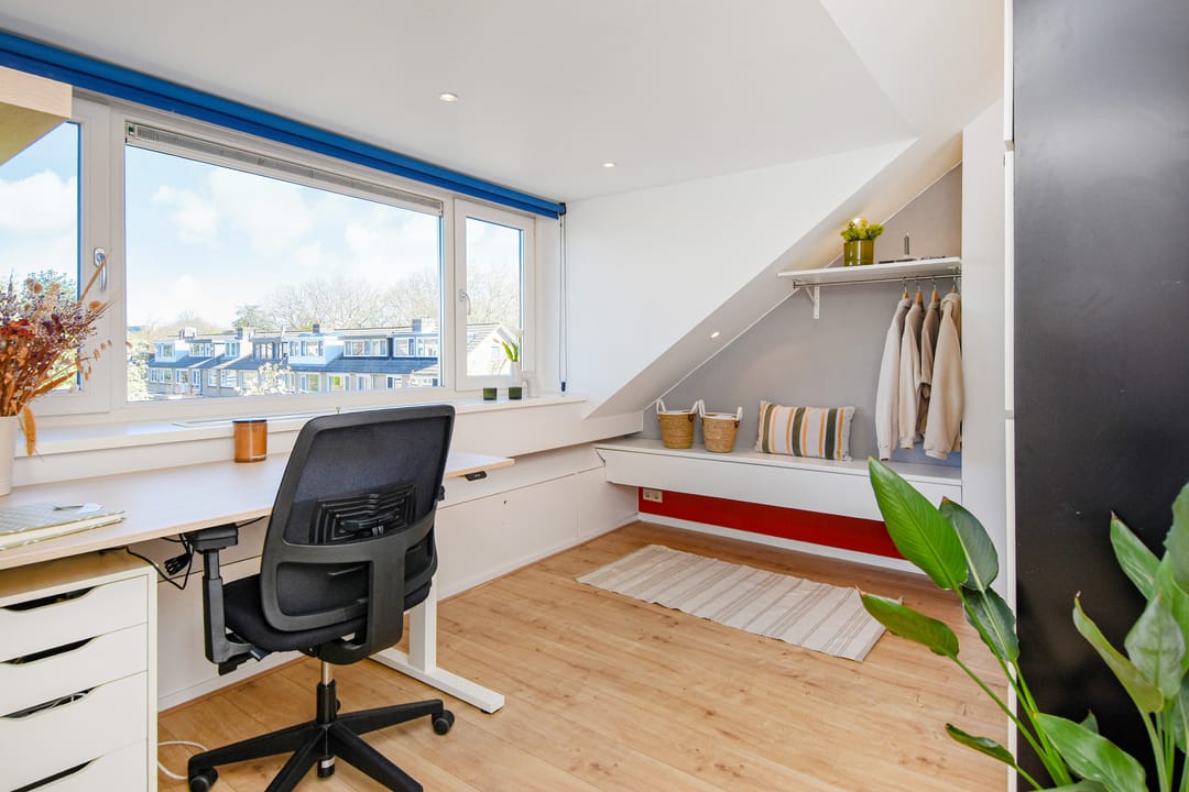 Bright and spacious family home with garden and waterfront views in sought-after Delft neighborhood — 37