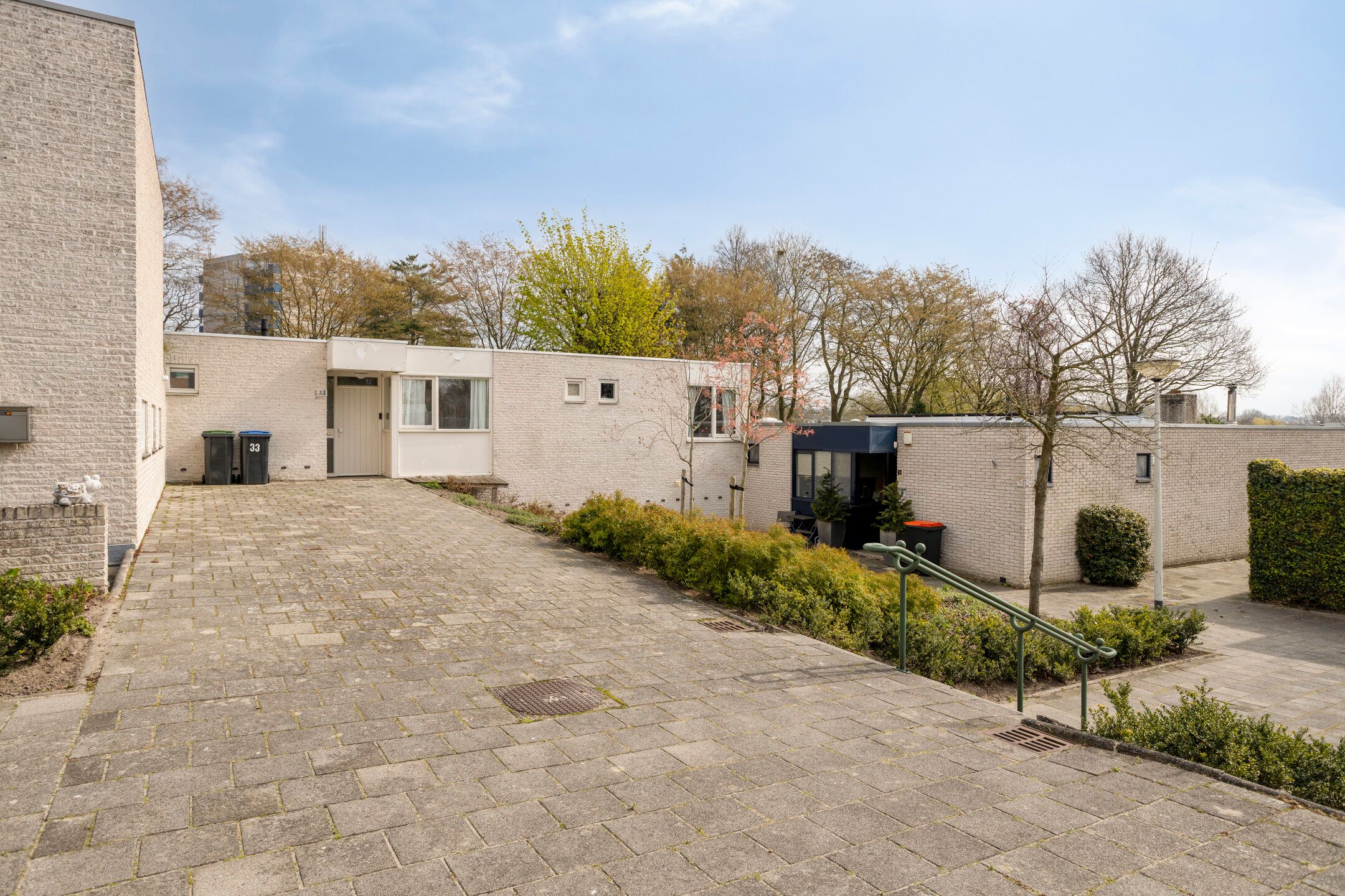 Life-cycle proof bungalow with spacious souterrain in green residential area — 48