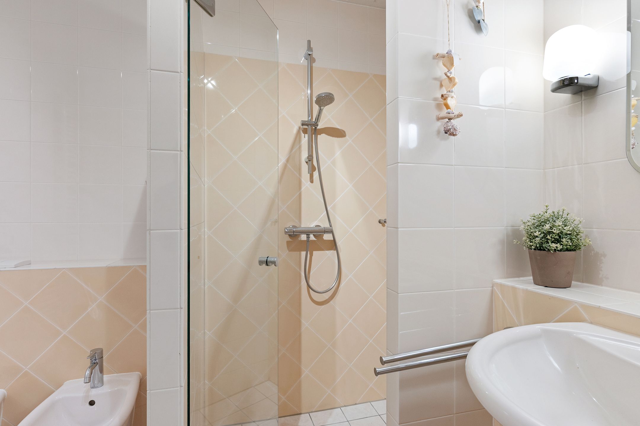 Photo 24 of Emmastraat 46