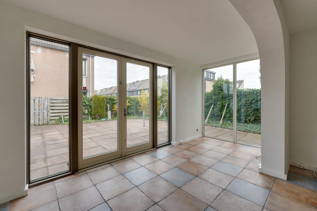 Corner Home with Sunny Garden, Rooftop Terrace and Plenty of Space — 23