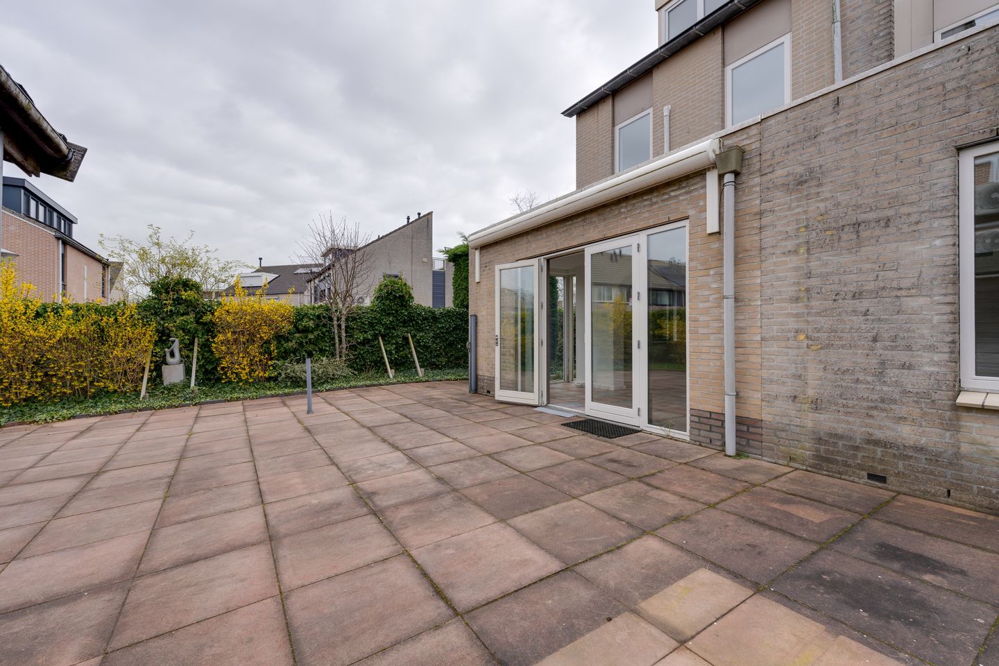 Corner Home with Sunny Garden, Rooftop Terrace and Plenty of Space — 34