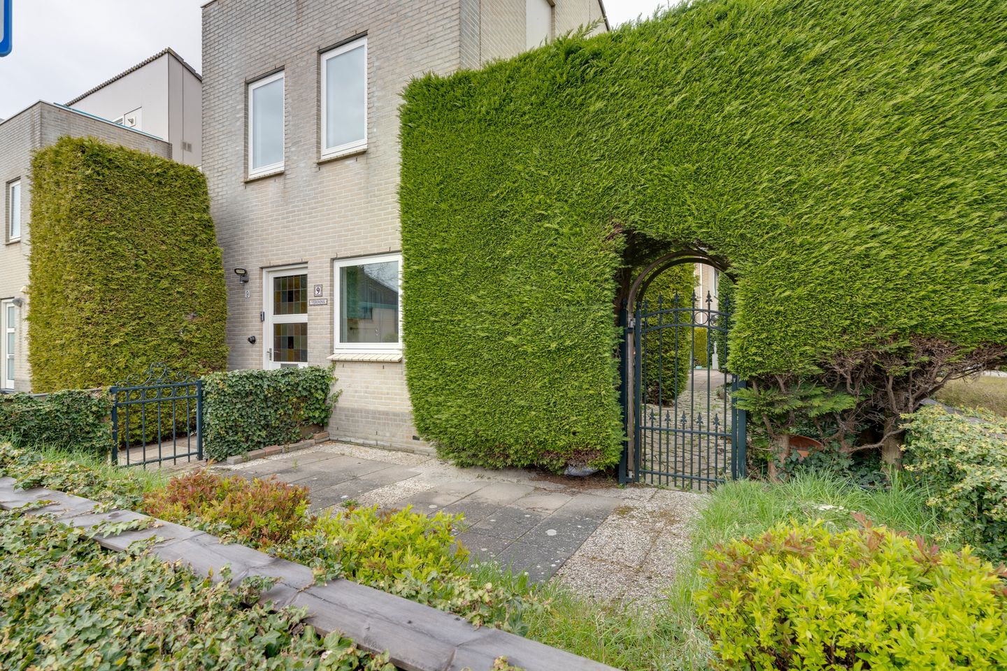 Corner Home with Sunny Garden, Rooftop Terrace and Plenty of Space — 40