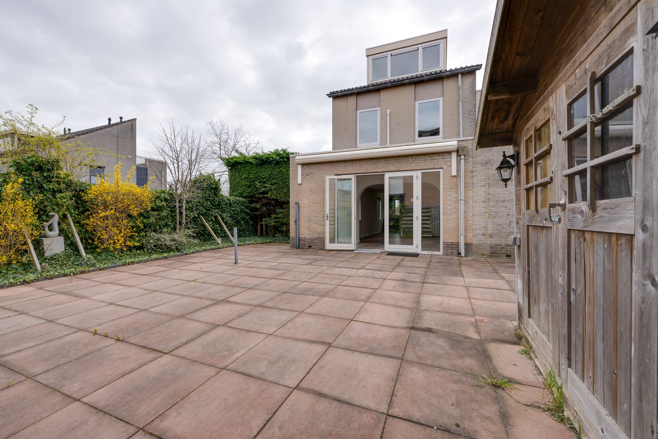 Corner Home with Sunny Garden, Rooftop Terrace and Plenty of Space — 36