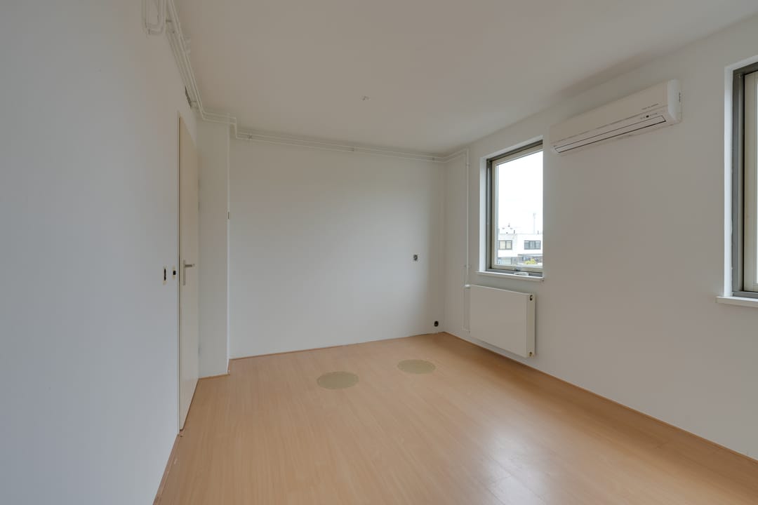 Corner Home with Sunny Garden, Rooftop Terrace and Plenty of Space — 46