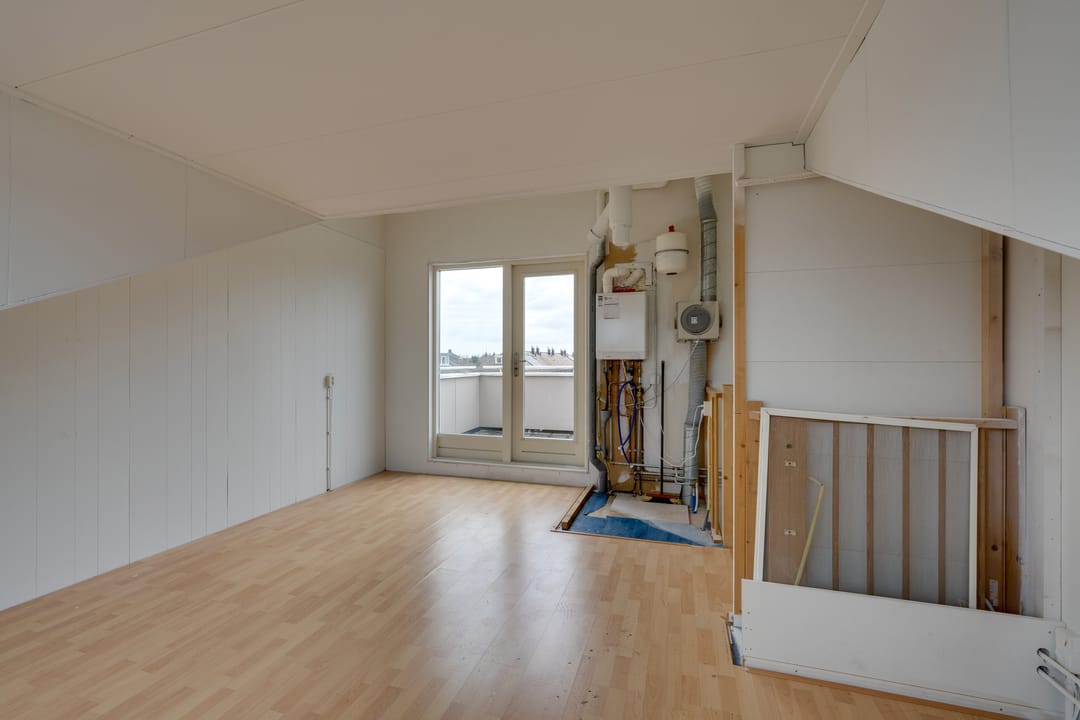 Corner Home with Sunny Garden, Rooftop Terrace and Plenty of Space — 53