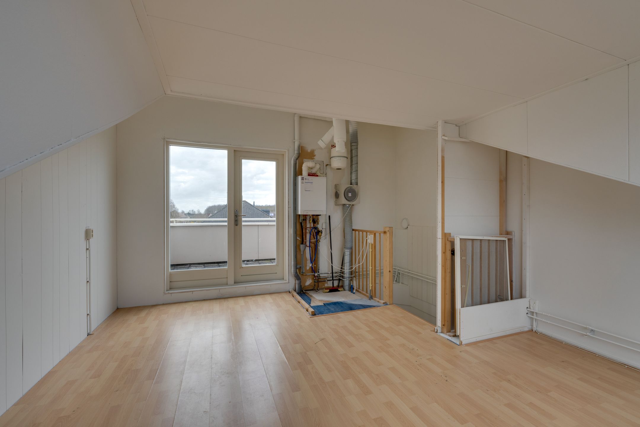 Corner Home with Sunny Garden, Rooftop Terrace and Plenty of Space — 54
