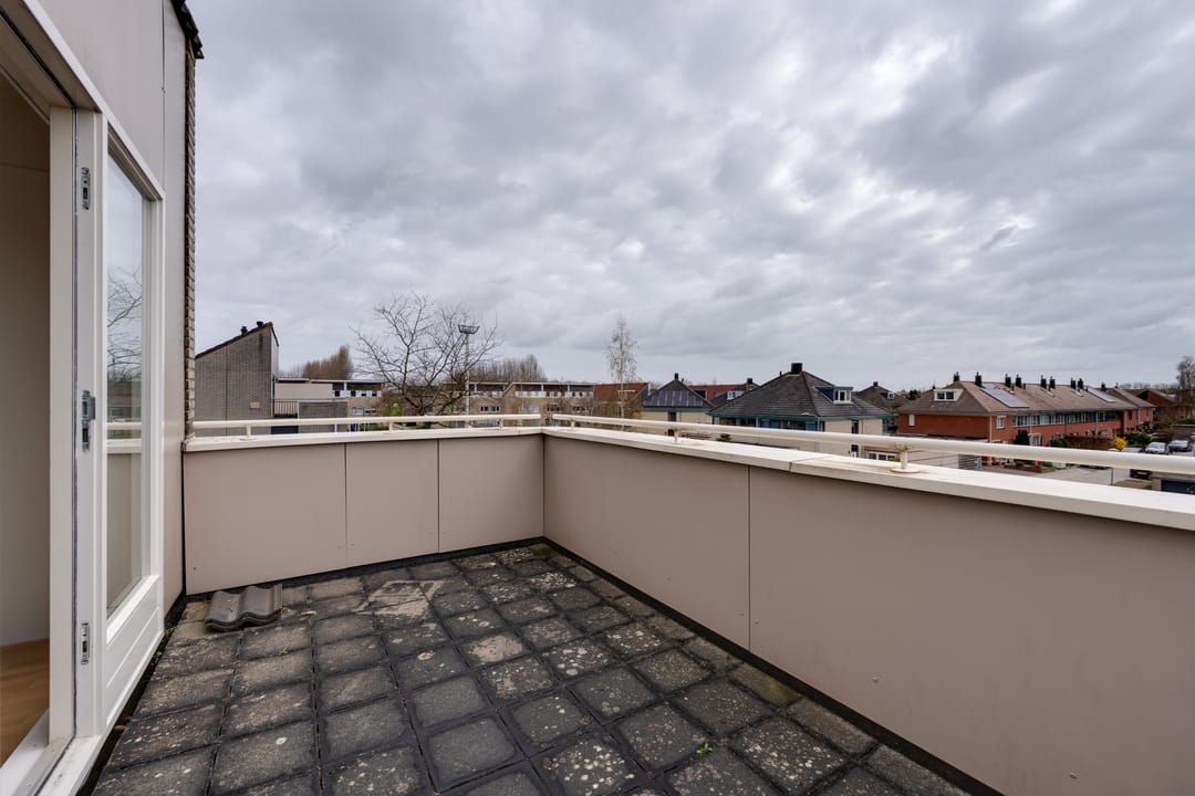 Corner Home with Sunny Garden, Rooftop Terrace and Plenty of Space — 56