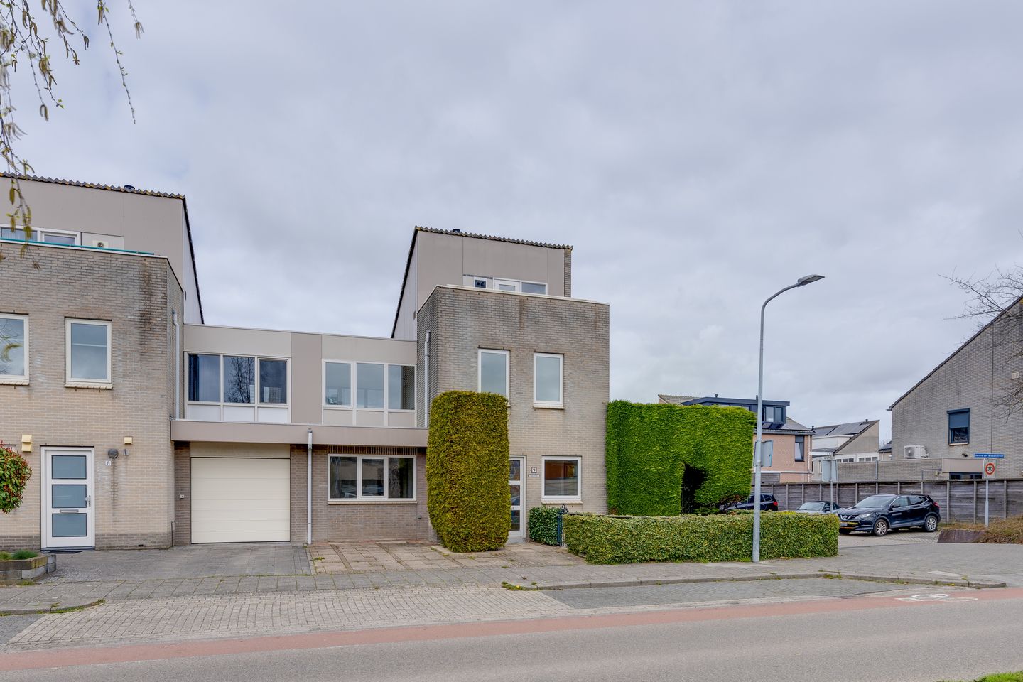 Corner Home with Sunny Garden, Rooftop Terrace and Plenty of Space — 59