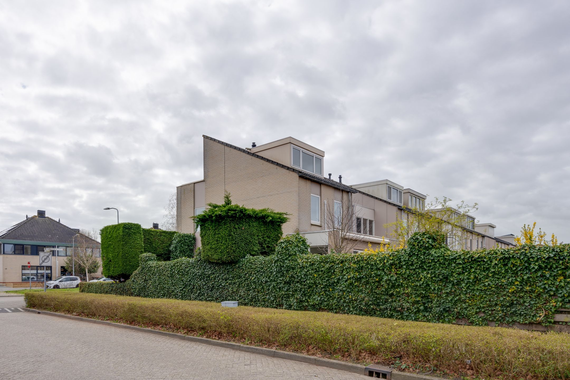 Corner Home with Sunny Garden, Rooftop Terrace and Plenty of Space — 60