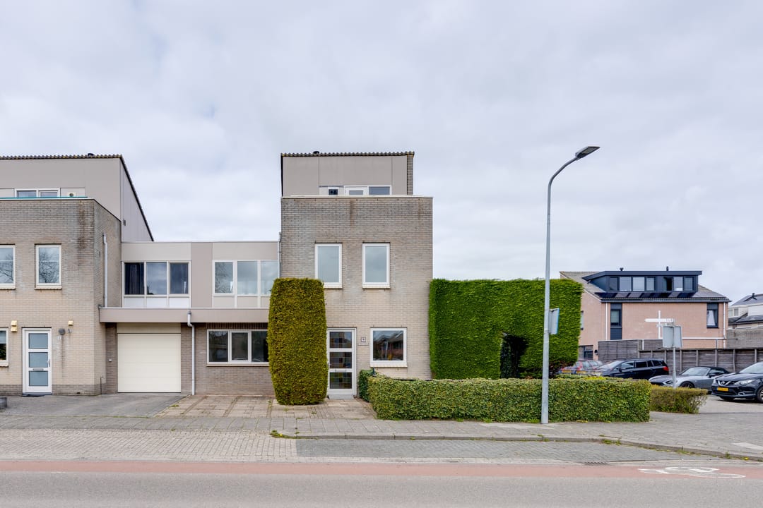 Corner Home with Sunny Garden, Rooftop Terrace and Plenty of Space — 61