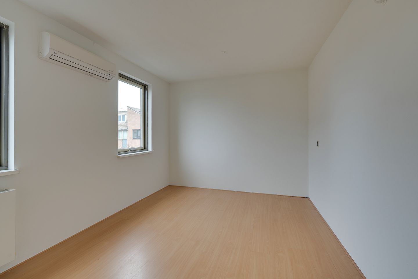Corner Home with Sunny Garden, Rooftop Terrace and Plenty of Space — 44