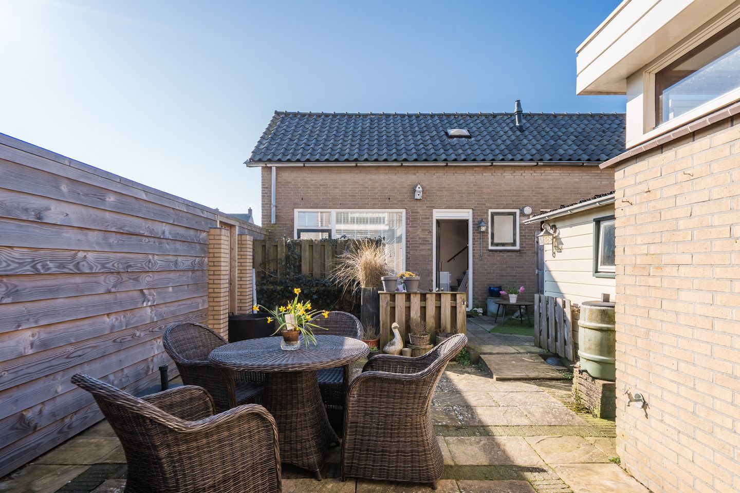 End house with summer house near the beach in Egmond aan Zee — 40