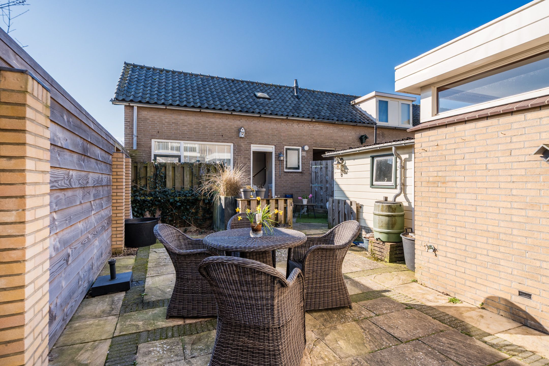 End house with summer house near the beach in Egmond aan Zee — 39