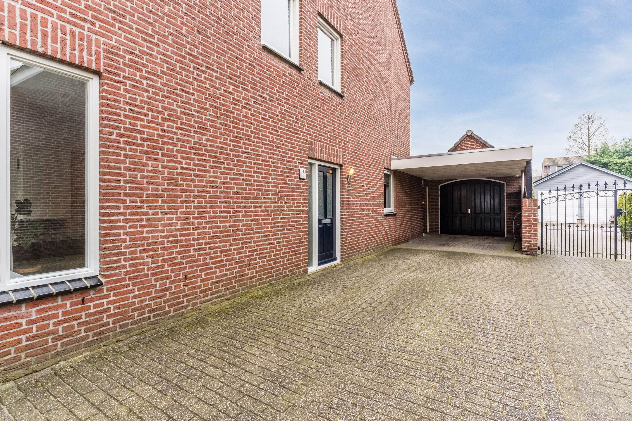 Charming semi-detached home with spacious garage and lovely garden in Nistelrode — 57