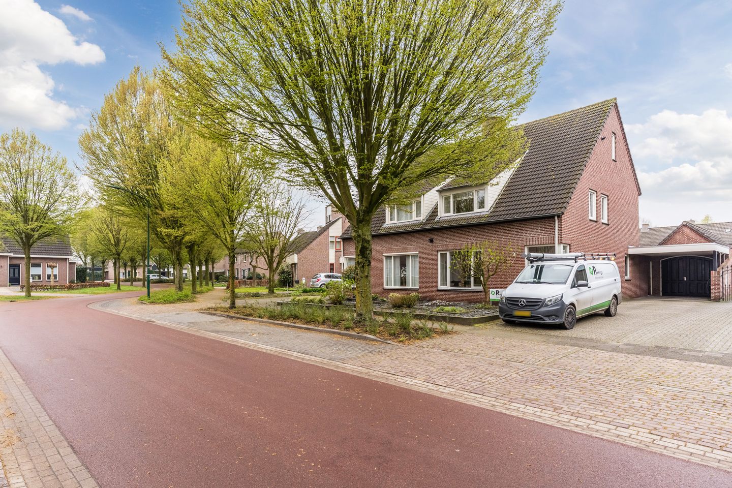 Charming semi-detached home with spacious garage and lovely garden in Nistelrode — 59