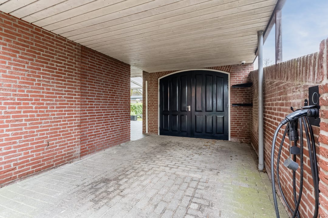 Charming semi-detached home with spacious garage and lovely garden in Nistelrode — 58