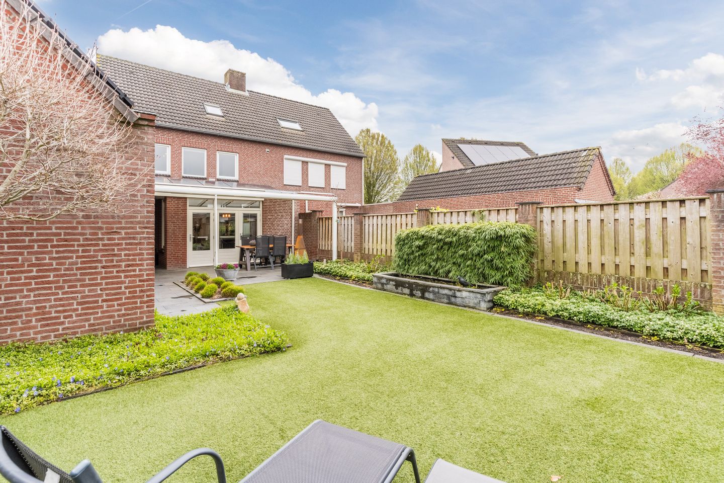 Charming semi-detached home with spacious garage and lovely garden in Nistelrode — 55